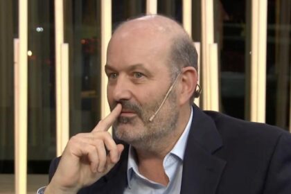 Ministro Federico Sturzenegger analizando los índices del crecimiento económico de Argentina en una conferencia