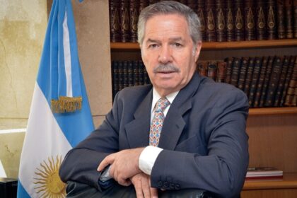 Felipe Solá brindando una entrevista sobre el riesgo de una oposición dividida y el sistema electoral