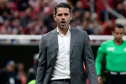 Fernando Gago durante la firma de su contrato para el nuevo desafío de Fernando Gago en Chile