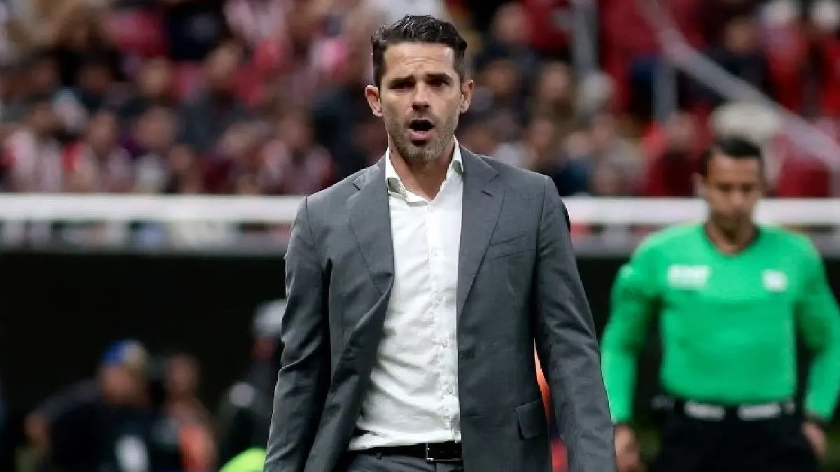 Fernando Gago durante la firma de su contrato para el nuevo desafío de Fernando Gago en Chile