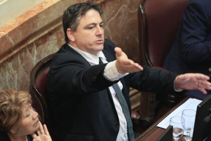 Senador Francisco Paoltroni solicitando que Manuel Adorni brinde explicaciones ante la Justicia por denuncias recientes.