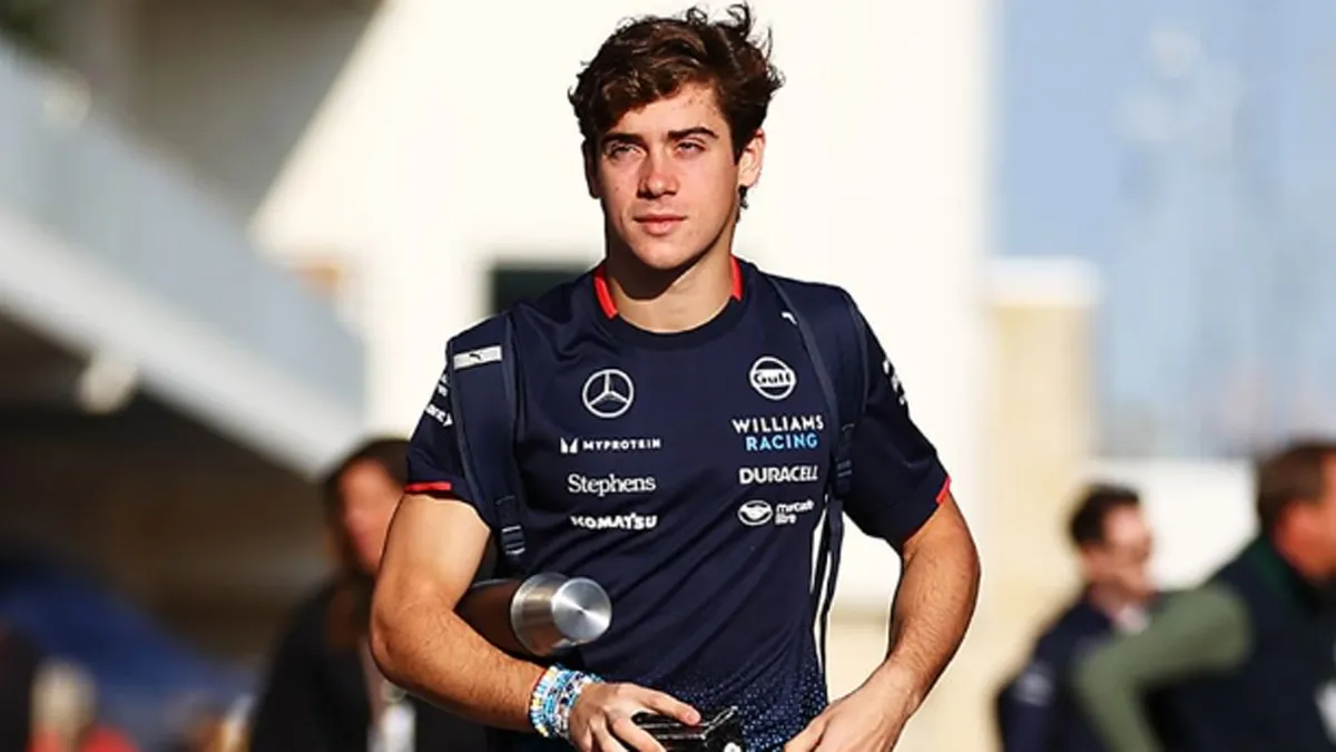 Franco Colapinto y Maia Reficco confirman su vínculo sentimental entre famosos en Europa.