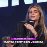 Marta Fort relatando anécdotas sobre la increíble vida con su padre en un estudio de streaming
