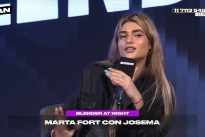 Marta Fort relatando anécdotas sobre la increíble vida con su padre en un estudio de streaming