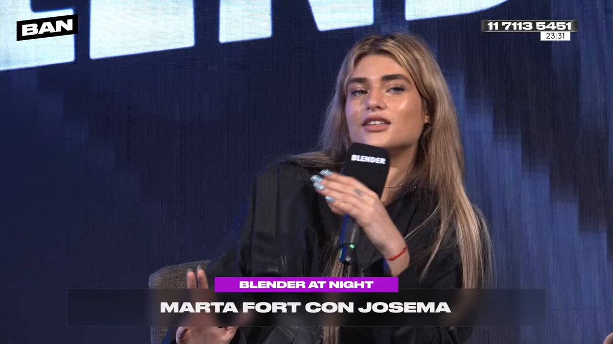 Marta Fort relatando anécdotas sobre la increíble vida con su padre en un estudio de streaming