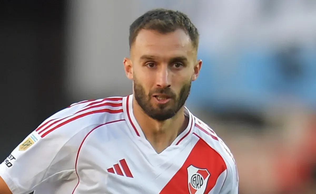 Germán Pezzella durante el entrenamiento tras el regreso del defensor experimentado en River.