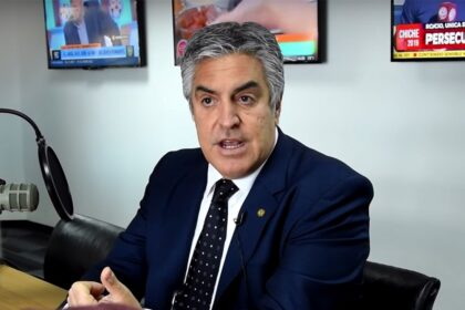 Gregorio Dalbón durante una entrevista opinando sobre el gobierno de Javier Milei.