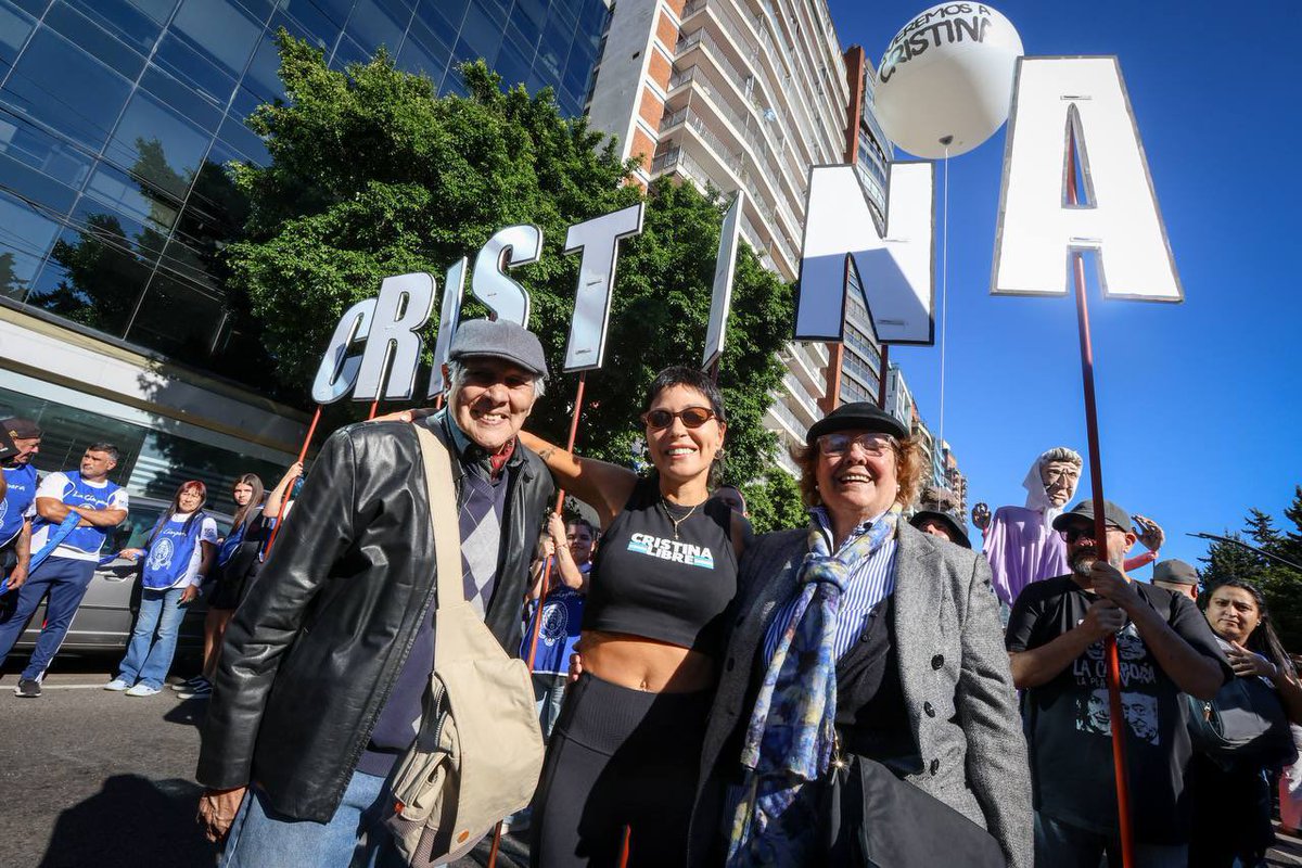 Mayra Mendoza en la marcha por la libertad de la ex presidenta y el Día de la Memoria.
