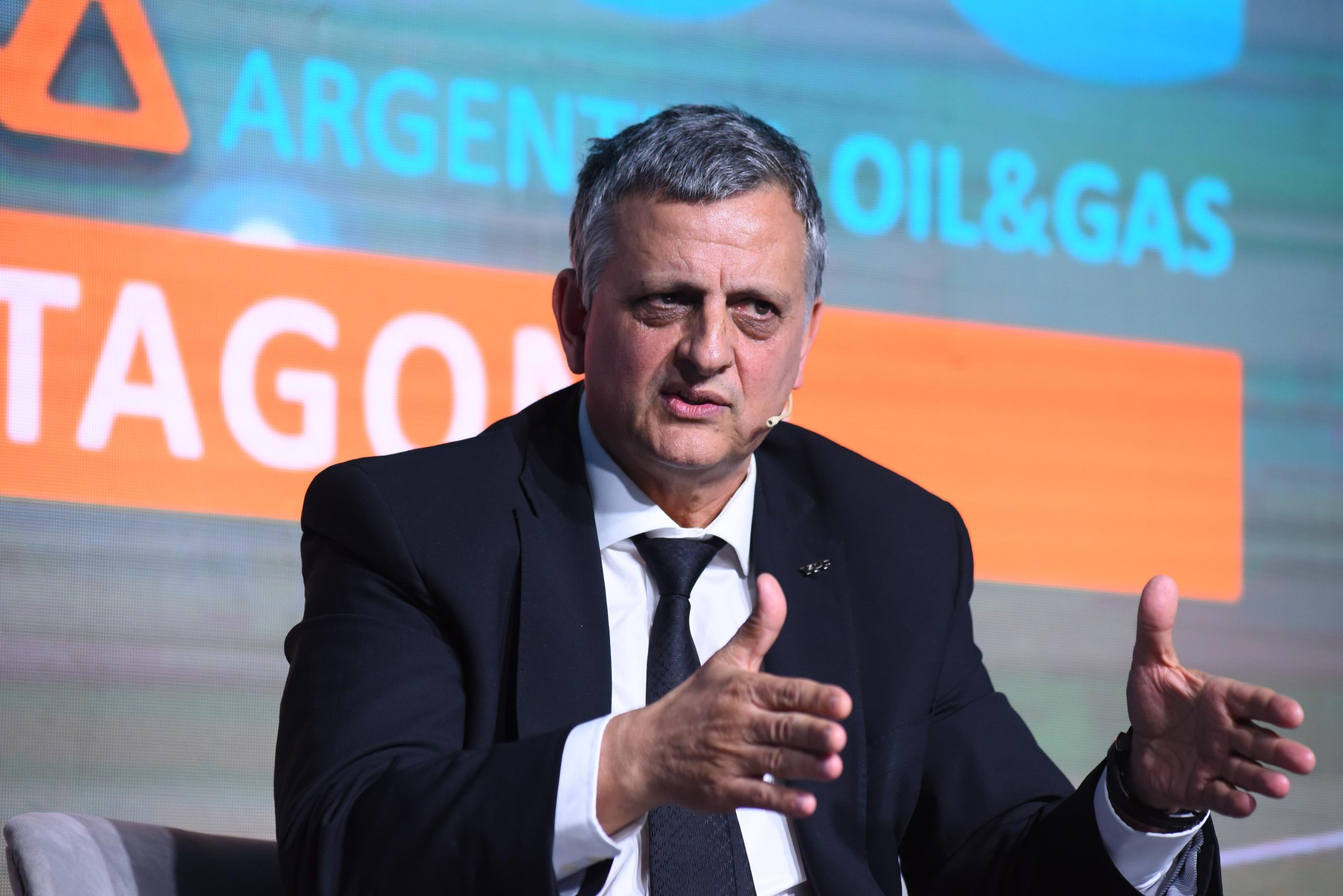 Horacio Marín promoviendo la transparencia en la petrolera estatal YPF durante una conferencia de prensa