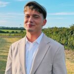 Ian Lucas sonríe durante un stream mientras realiza una confesión romántica de Ian Lucas sobre Sofía Gonet