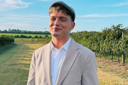 Ian Lucas sonríe durante un stream mientras realiza una confesión romántica de Ian Lucas sobre Sofía Gonet