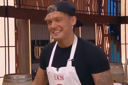 Ian Lucas brindando una entrevista sobre la fricción en el reality y su relación con el Chino Leunis.