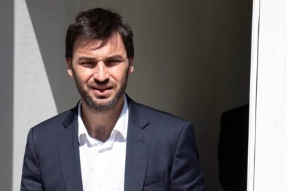 Gobernador Nacho Torres entrega llaves del plan de viviendas ignífugas en Chubut a familias de Epuyén.