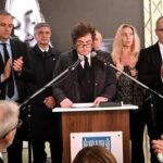 El presidente brindando el discurso de Javier Milei durante el acto conmemorativo de la Embajada de Israel.