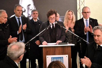 El presidente brindando el discurso de Javier Milei durante el acto conmemorativo de la Embajada de Israel.