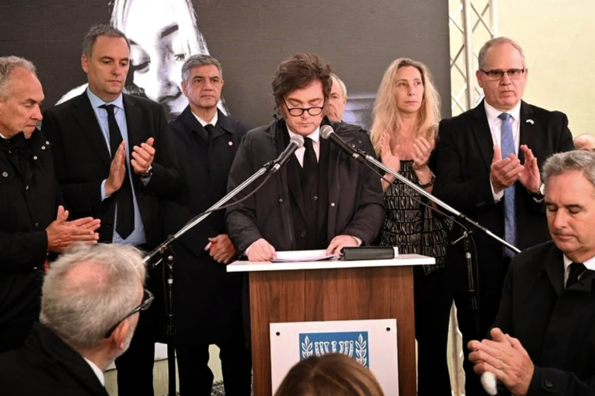El presidente brindando el discurso de Javier Milei durante el acto conmemorativo de la Embajada de Israel.