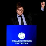 Javier Milei hablando en la Bolsa de Comercio sobre el rumbo de su plan económico.