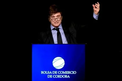 Javier Milei hablando en la Bolsa de Comercio sobre el rumbo de su plan económico.