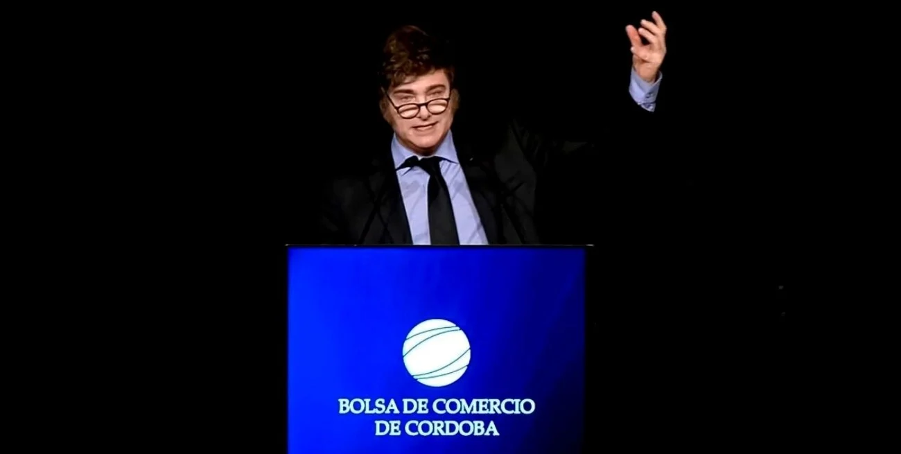Javier Milei hablando en la Bolsa de Comercio sobre el rumbo de su plan económico.