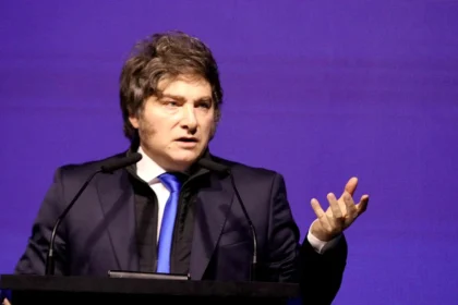 Defensa de Javier Milei a Manuel Adorni por viaje presidencial