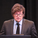 Manifestantes y diputados participando en el intenso debate por Ley de Glaciares en el Congreso nacional