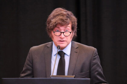 Manifestantes y diputados participando en el intenso debate por Ley de Glaciares en el Congreso nacional