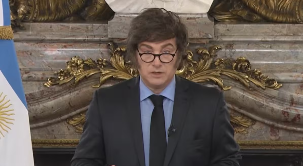 Bandera de Irán y Argentina representando la respuesta proporcionada ante la enemistad entre ambos países.