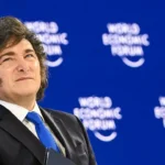 Javier Milei analizando el impacto de la estrategia integral del Gobierno en el fallo judicial por la causa YPF.