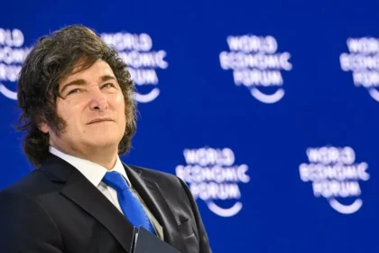 Javier Milei analizando el impacto de la estrategia integral del Gobierno en el fallo judicial por la causa YPF.