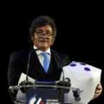 Javier Milei durante la presentación de su discurso con duras críticas contra Paolo Rocca.