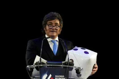 Javier Milei durante la presentación de su discurso con duras críticas contra Paolo Rocca.