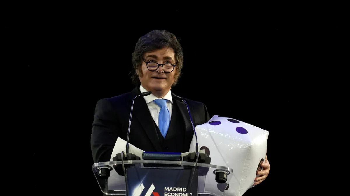 Javier Milei durante la presentación de su discurso con duras críticas contra Paolo Rocca.