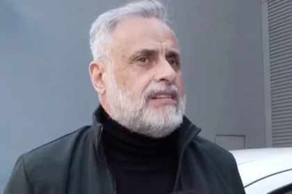 Jorge Rial mostrando en pantalla la lista de famosos que promocionaron eventos de la consultora de Mauricio Novelli.