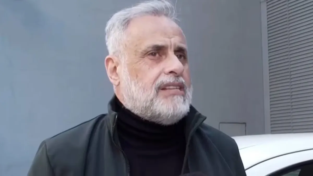 Jorge Rial mostrando en pantalla la lista de famosos que promocionaron eventos de la consultora de Mauricio Novelli.