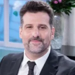 José María Listorti gesticulando mientras explica su divertido odio hacia Fernando Dente por su talento