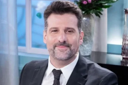 José María Listorti gesticulando mientras explica su divertido odio hacia Fernando Dente por su talento