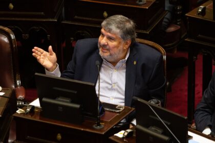 Senador José Mayans denunciando el uso de fondos públicos en sesiones del Congreso Nacional