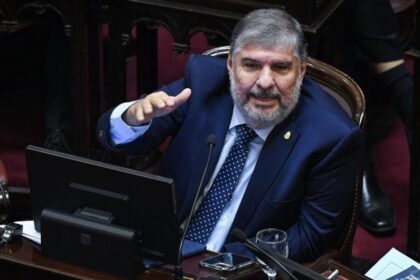 Reunión entre Cristina Kirchner y José Mayans para analizar la nueva estrategia del peronismo en el Senado.