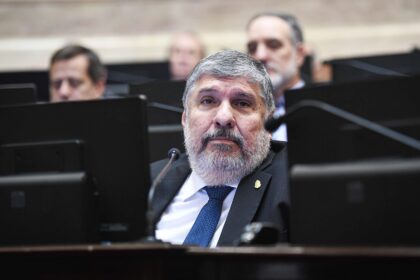 El senador José Mayans analizando el rumbo de la gestión libertaria en una entrevista.