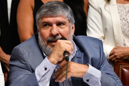 El senador José Mayans busca unidad opositora tras su reunión con Cristina Kirchner para debatir el futuro del país.