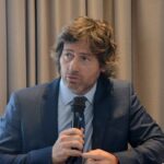 El diputado Maximiliano Ferraro denunciando irregularidades en el escándalo del caso $LIBRA ante la prensa.