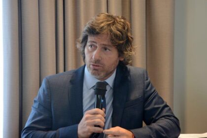 El diputado Maximiliano Ferraro denunciando irregularidades en el escándalo del caso $LIBRA ante la prensa.