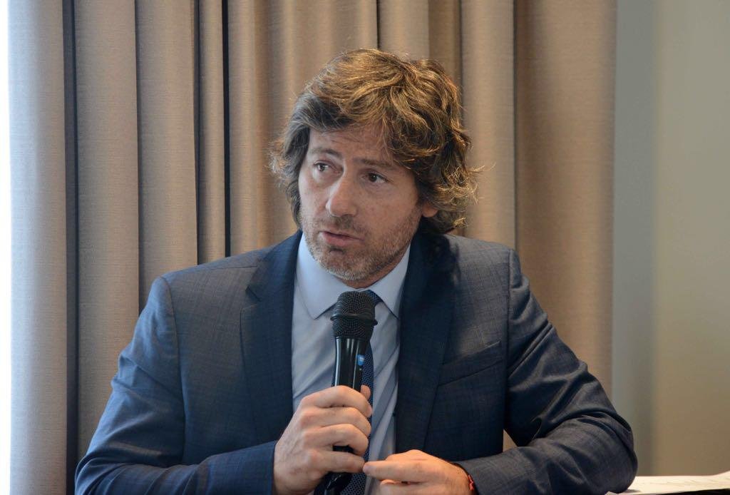 El diputado Maximiliano Ferraro denunciando irregularidades en el escándalo del caso $LIBRA ante la prensa.