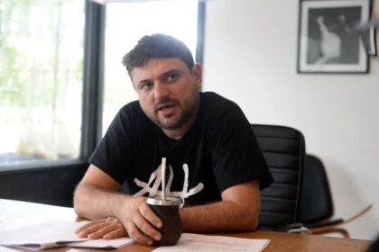 Juan Grabois acusó a Manuel Adorni de vacacionar con fondos públicos tras su viaje en avión privado a Punta del Este.