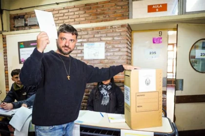 Juan Grabois durante una conferencia de prensa alertando sobre el retiro de la asistencia estatal en barrios