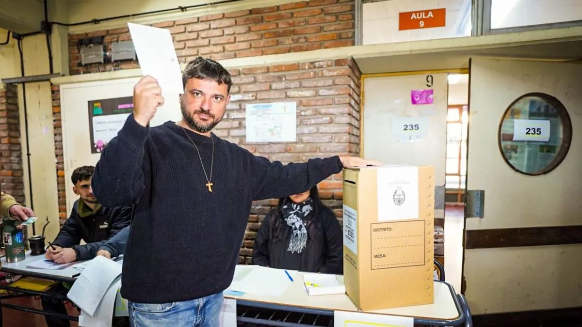 Juan Grabois durante una conferencia de prensa alertando sobre el retiro de la asistencia estatal en barrios