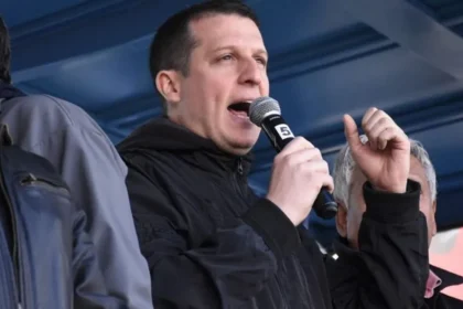 Diputado Juan Marino durante la presentación de la ampliación del pedido de juicio político en el Congreso