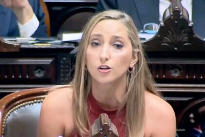 Gráfico comparativo sobre el experimento en tiempo real de la deuda externa argentina y el FMI.