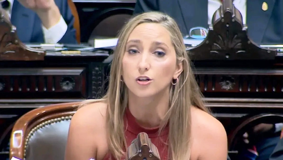 Gráfico comparativo sobre el experimento en tiempo real de la deuda externa argentina y el FMI.