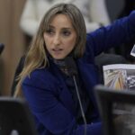 Diputada Julia Strada analizando documentos para el informe de gestión de Adorni en el Congreso Nacional.